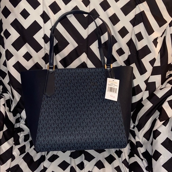 Michael Kors Kimberley Bonded Large Tote B… - Picture 2 of 5